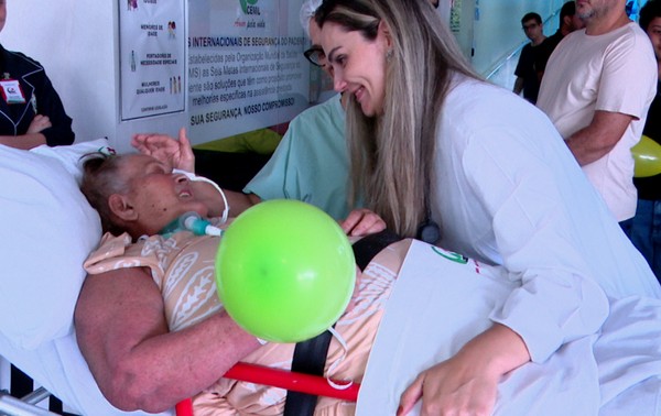 Conceição Aparecida, de 67 anos, ficou internada por 227 dias após desenvolver Encefalite de Bickerstaff. Ela mora em Iporã e estava, desde então, em Umuarama.